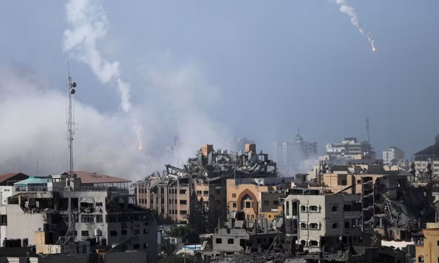 القوات الإسرائيلية تلقي قنابل دخانية خلال التصعيد المتواصل على غزة- 9 من تشرين الثاني 2023 (رويترز)