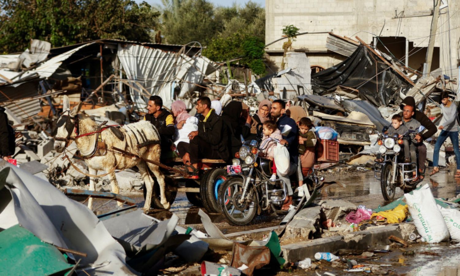 فلسطينيون يعودون إلى منزلهم خان يونس خلال هدنة مؤقتة بين "حماس" وإسرائيل- 24 من تشرين الثاني 2023 (رويترز)