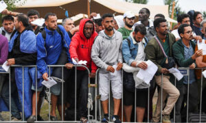 لاجئون في مركز الاستقبال الرئيسي لطالبي اللجوء في هولندا- 17 أب 2022(رويترز)