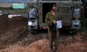 جندي إسرائيلي مع آليته العسكرية، قرب الحدود بين لبنان وفلسطين المحتلة 21 من تشرين الثاني 2023 (وول ستريت جورنال)