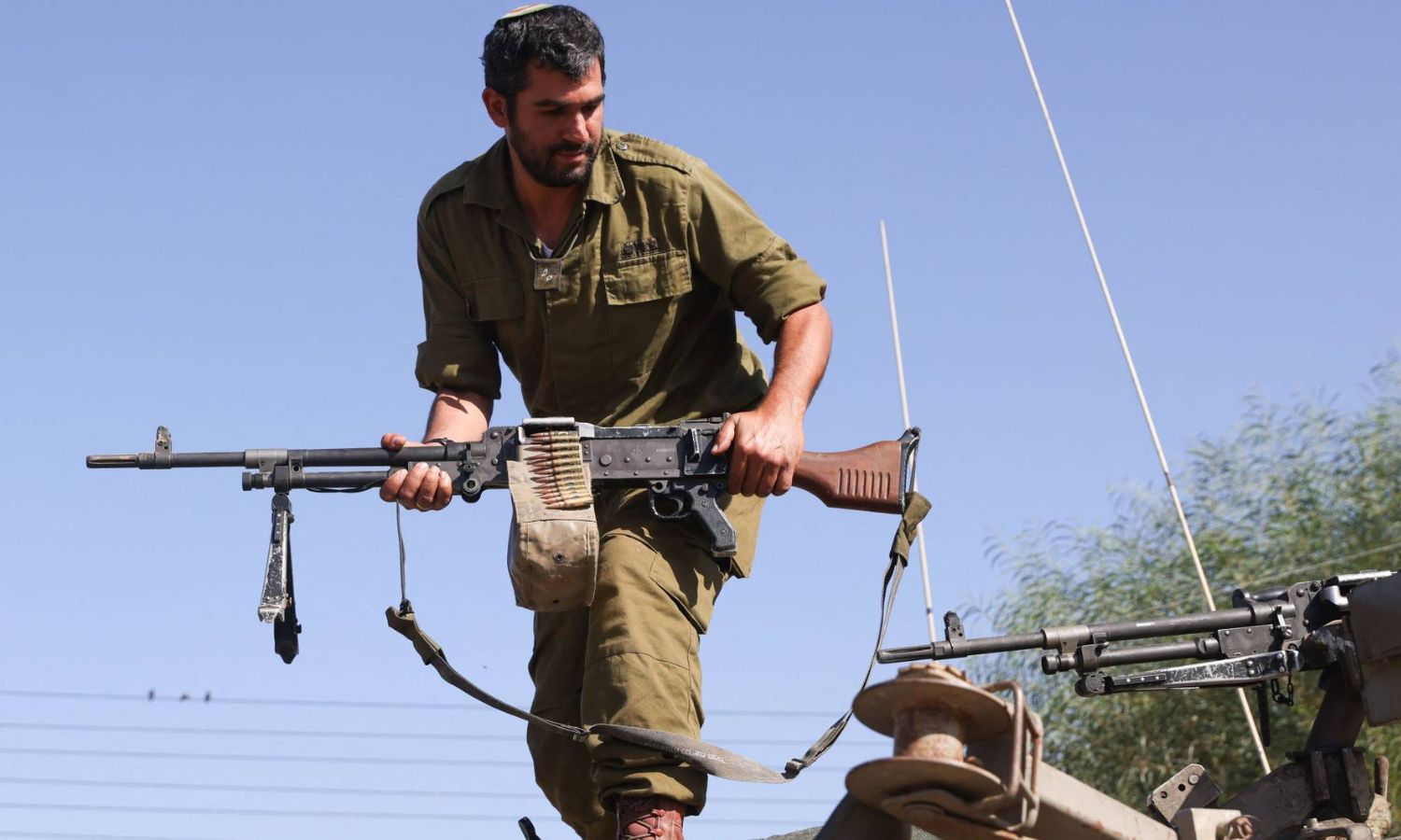 جندي إسرائيلي في منطقة الجليل الأعلى قرب الحدود اللبنانية 7 من تشرين الثاني 2023 (AFP)