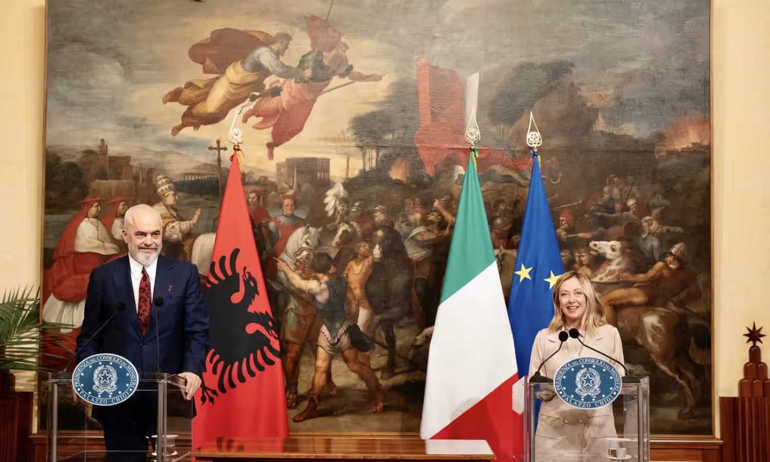 رئيسة الوزراء الإيطالية، جورجيا ميلوني (يمين) والألباني إيدي راما (يمين) 6 من تشرين الثاني 2023 (الأناضول)