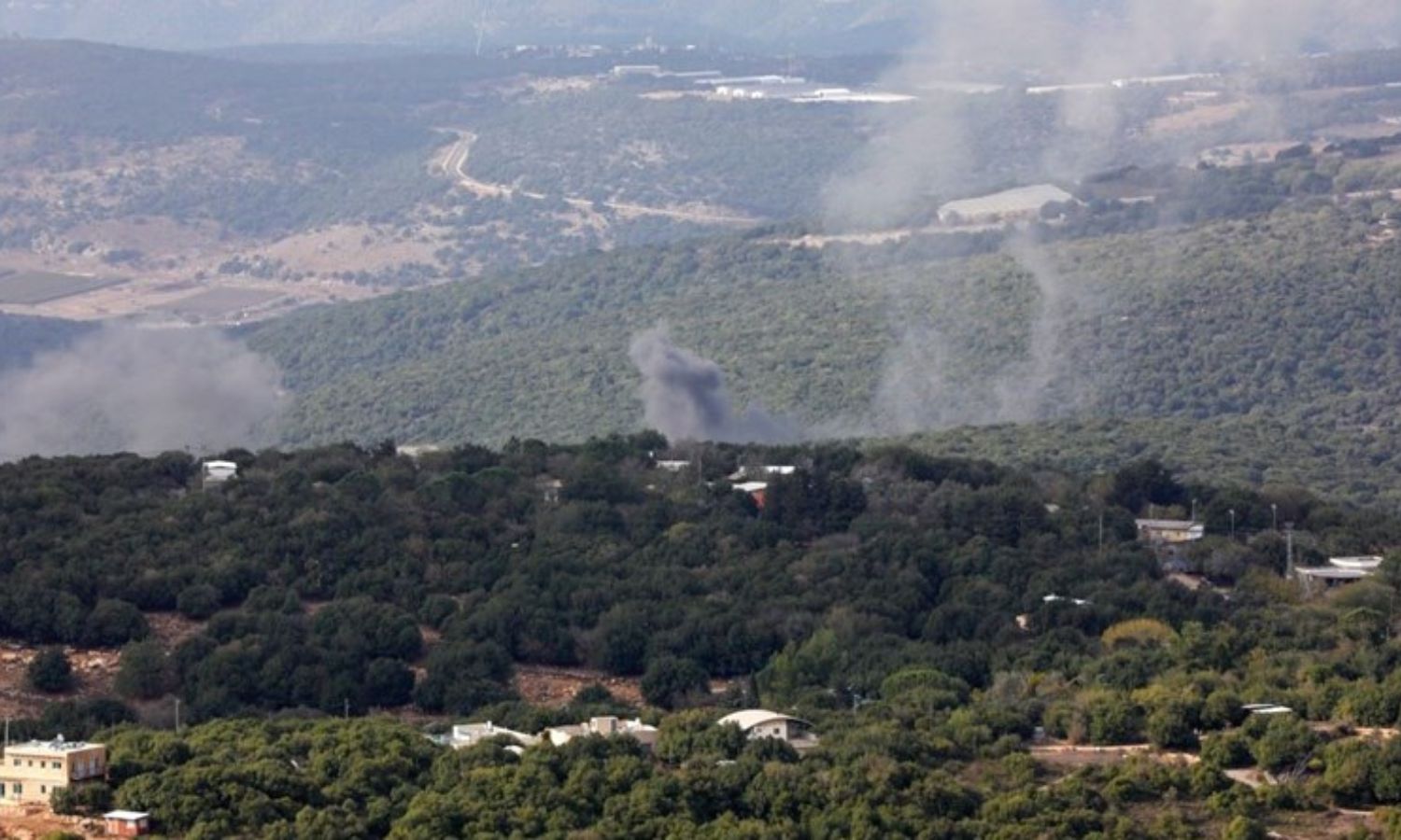 دخان يتصاعد إثر قصف إسرائيلي على قرى حدودية لبنانية في 15 من تشرين الثاني 2023 (AFP)