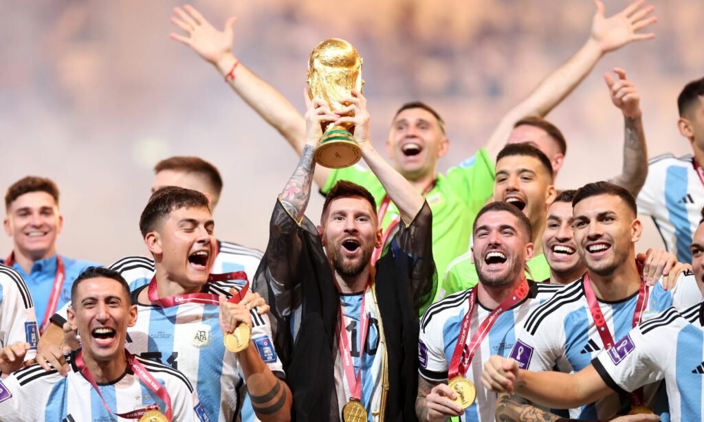 لاعبو المنتخب الأرجنتيني يحتفلون بلقب كأس العالم 2022 في قطر- 18 من كانون الأول 2022 (getty images/ npr)