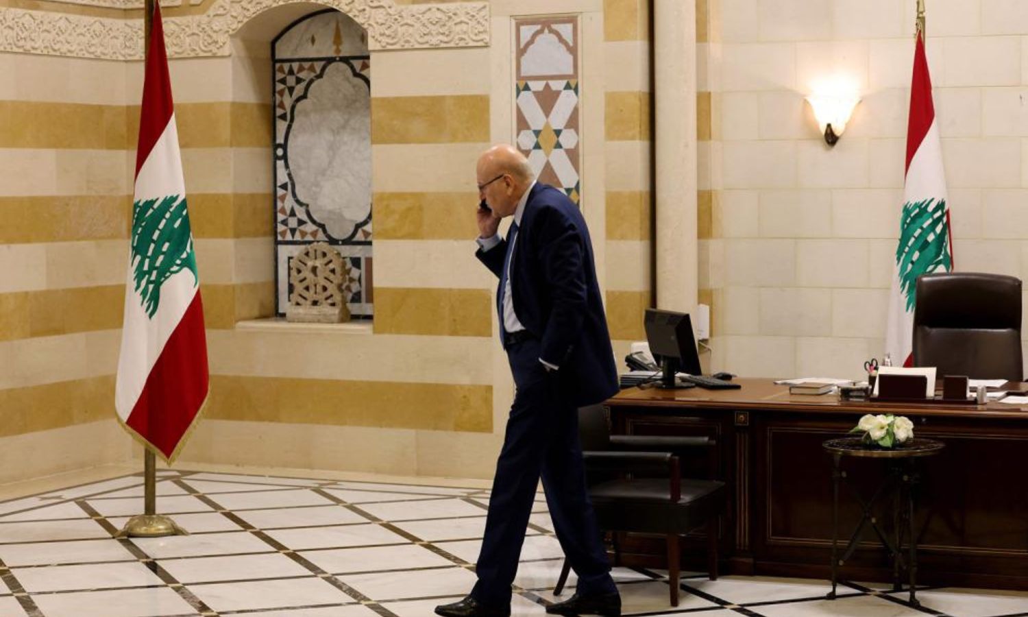 يخوض رئيس الوزراء اللبناني حراكًا سياسيًا لضمان عدم انجرار لبنان إلى الحرب في تشرين الثاني 2023 (AFP)