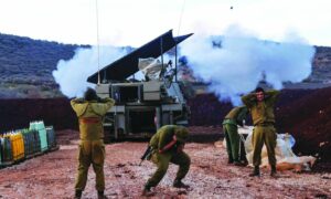 جنود إسرائيليون يطلقون قذائف مدفعية باتجاه القرى والبلدات الحدودية اللبنانية 22 من تشرين الثاني 2023 (AFP)