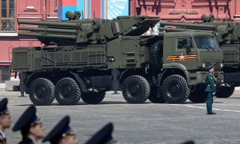 نظام دفاع صواريخ أرض- جو رالوسي "Pantsir-S1" في الساحة الحمراء أثناء التدريب على العرض العسكري ليوم النصر في موسكو- 2021 (فرانس برس)