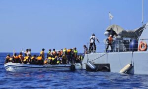 فريق الإنقاذ القبرصي وهو يساعد المهاجرين من قارب في البحر بالقرب من منتجع 