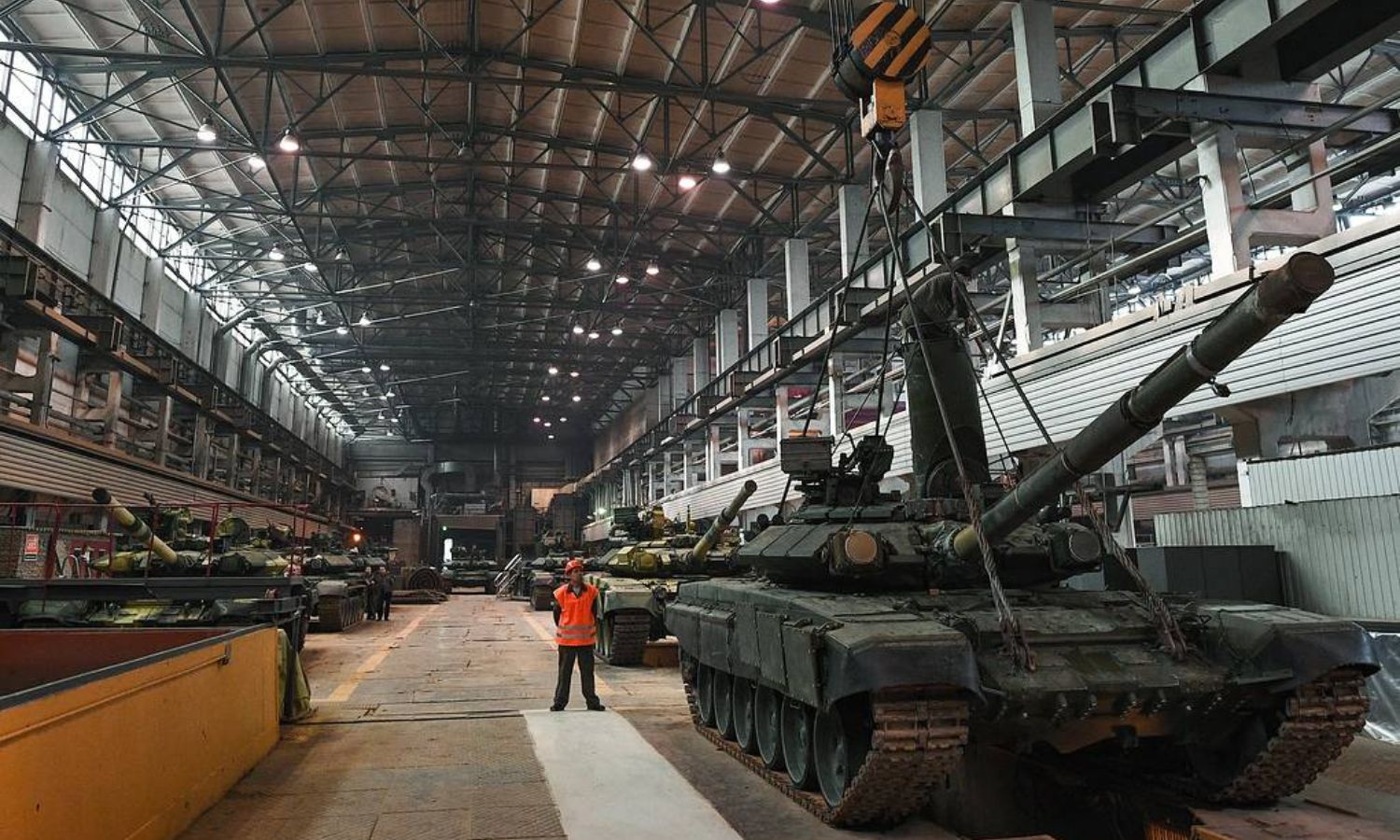دبابة روسية في أحد المصانع العسكرية الروسية 2023 (تاس)
