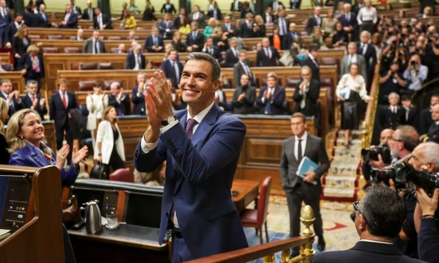 بيدرو سانشيز محتفلًا بفوزه تحت قبة البرلمان الإسباني 16 من تشرين الثاني 2023 (AFP)