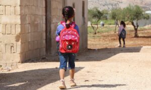طفلة متوجهة إلى مدرسة في مخيم قرب سرمدا شمالي إدلب - 3 من تشرين الأول 2023 (الدفاع المدني السوري)