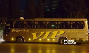 حافلة نقل في مدينة القامشلي شمال شرقي سوريا- تشرين الأول 2023 (عنب بلدي)
