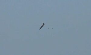 طائرة حربية تنفذ غارة جوية فوق سوريا بالقرب من مرتفعات الجولان التي تحتلها إسرائيل- 2018 (رويترز)