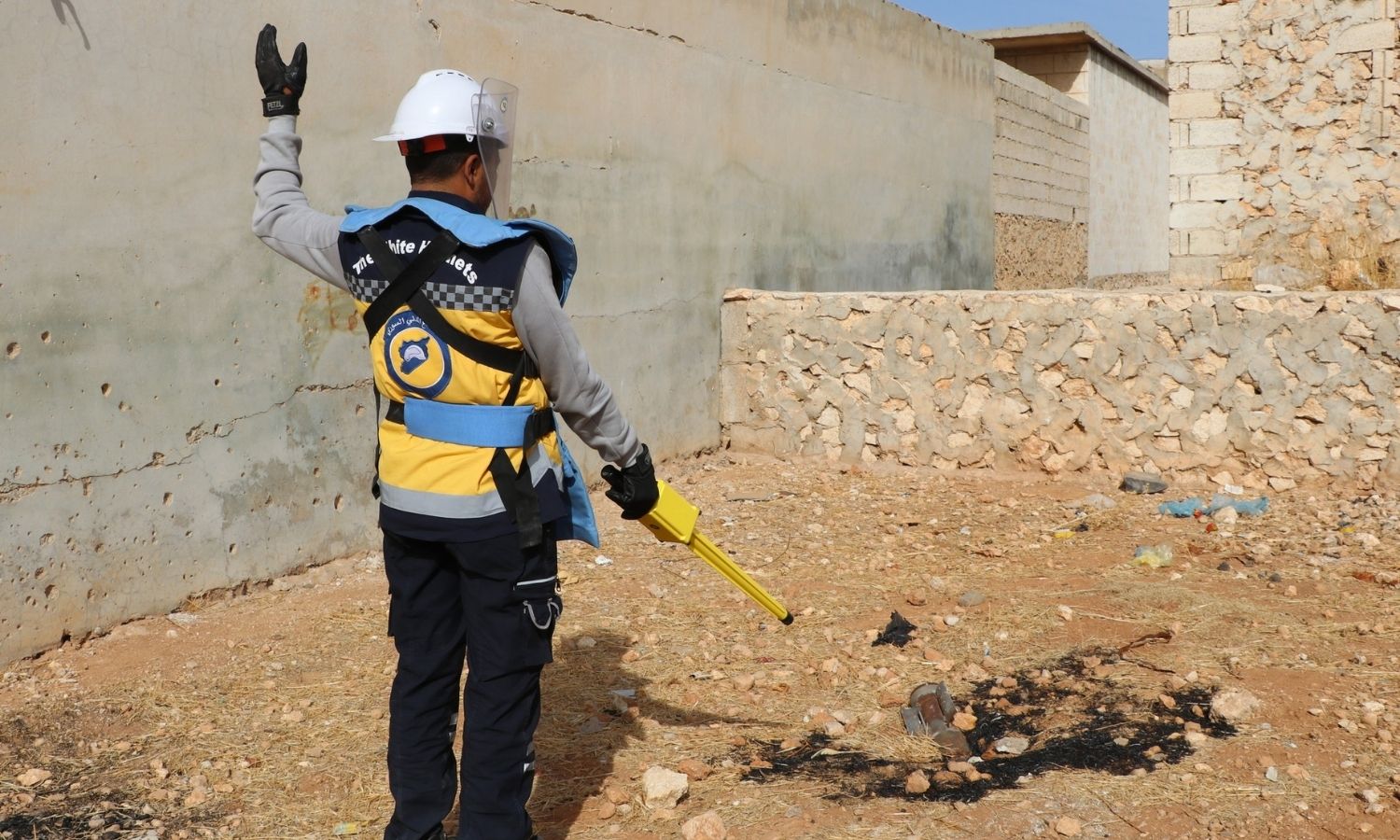 متطوع في "الدفاع المدني السوري" خلال عملية إزالة مخلفات الحرب في شمال غربي سوريا_ 18 من تشرين الثاني 2023 (الدفاع المدني السوري)