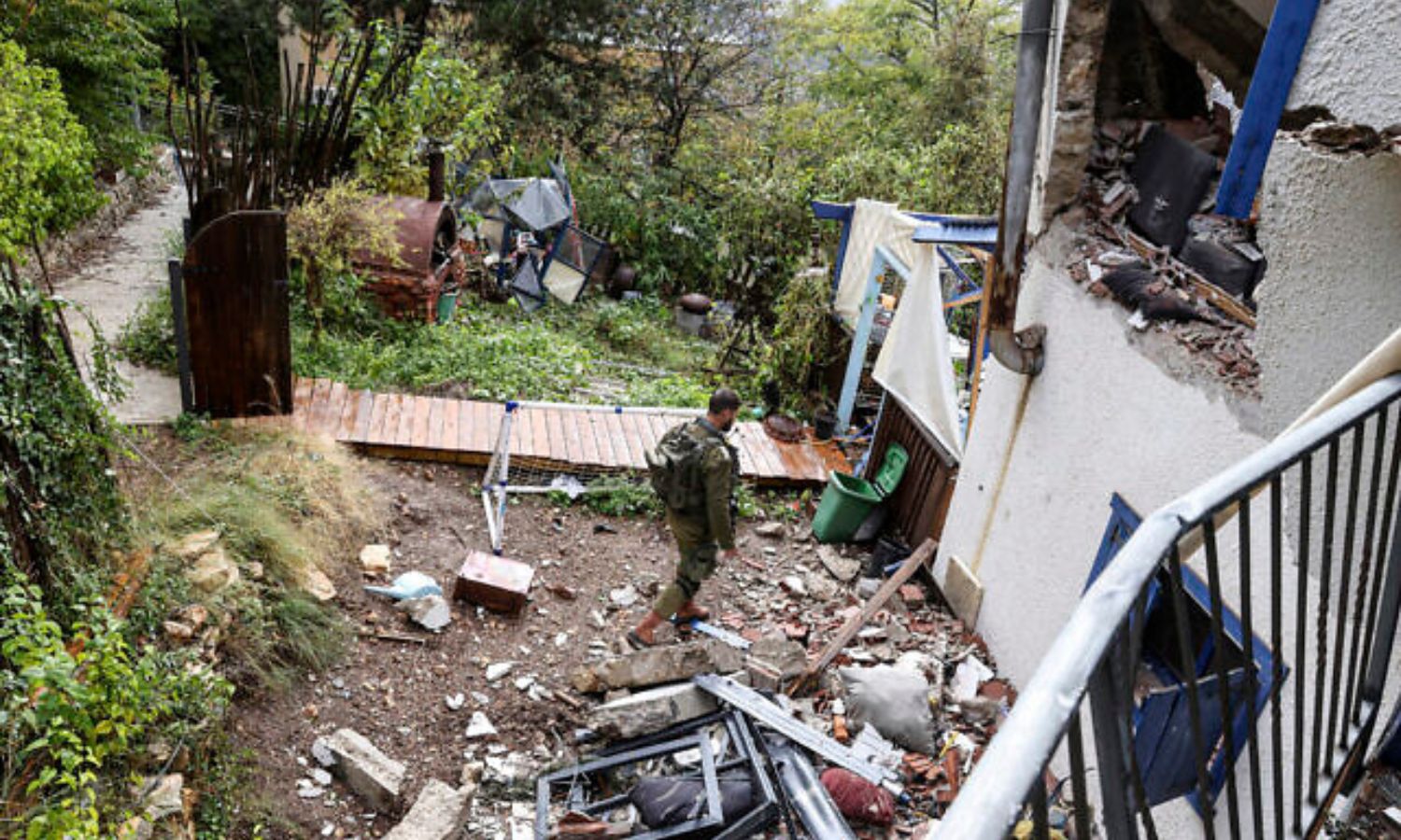 جندي إسرائيلي في منزل مدمر نتيجة قصف حزب الله في كانون الأول 2023 (تايمز أوف إسرائيل)