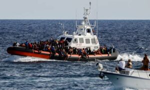 سفينة لخفر السواحل الإيطالي تحمل مهاجرين أنقذتهم في جزيرة لامبيدوزا الإيطالية_18 من أيلول 2023 (رويترز)