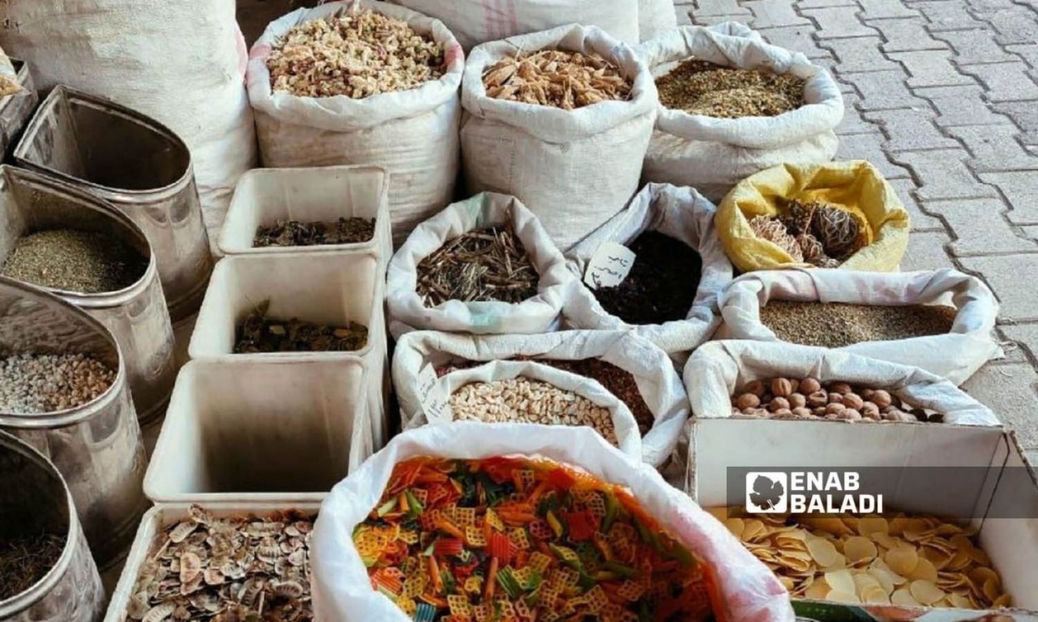 أعشاب مختلفة في أحد محال سوق "عزرا" في القامشلي_26 من كانون الأول 2023 (عنب بلدي/ مجد السالم)