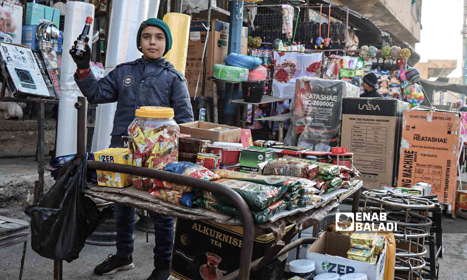 طفل يعمل في بيع المواد الغذائية بريف دير الزور شرقي سوريا - 5 من كانون الثاني 2023 (عنب بلدي/عبادة الشيخ)

