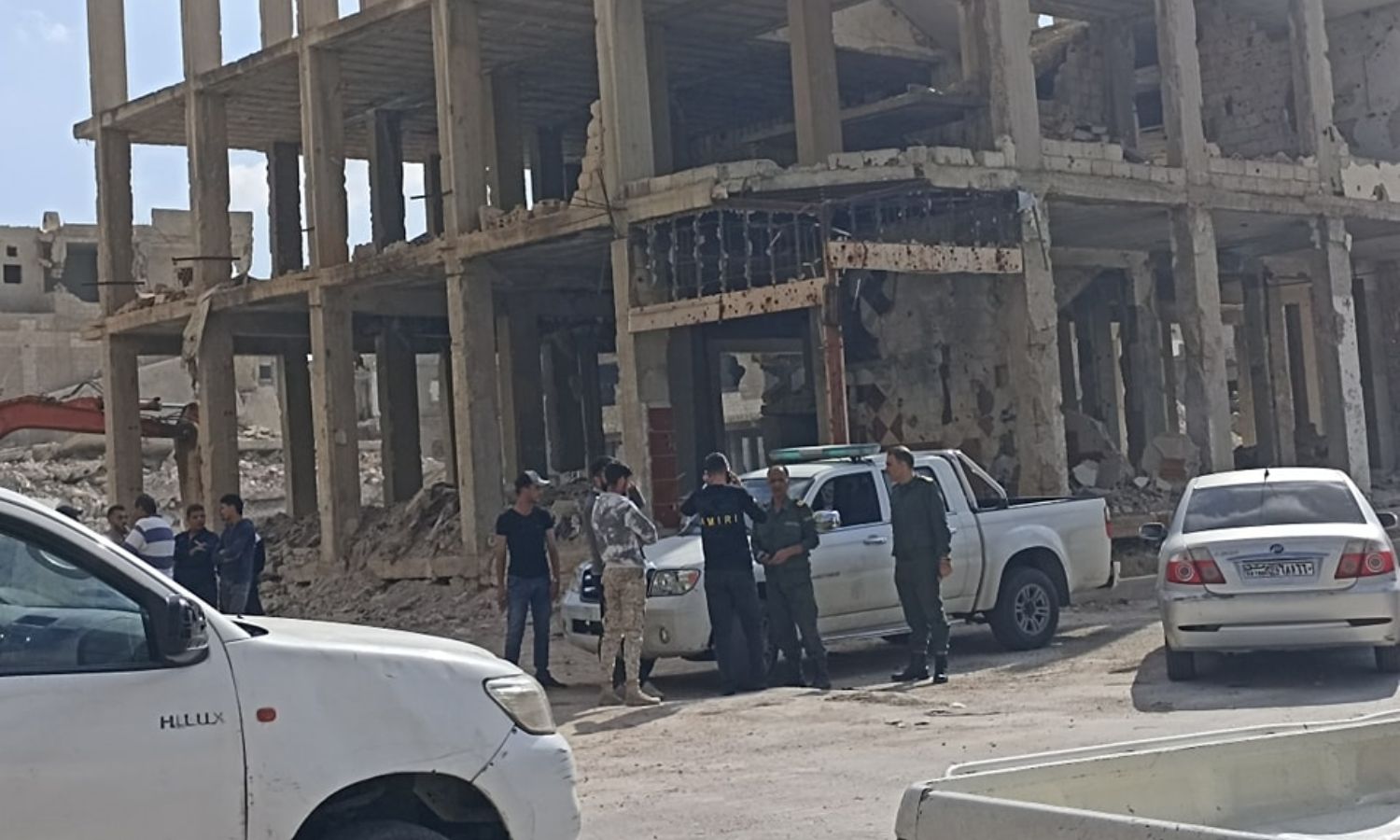 دورية أمنية تتفقد مكان انفجار لغم في بناء مهجور بمدينة درعا- 16 من تشرين الثاني 2023 (أتارعا نيوز)
