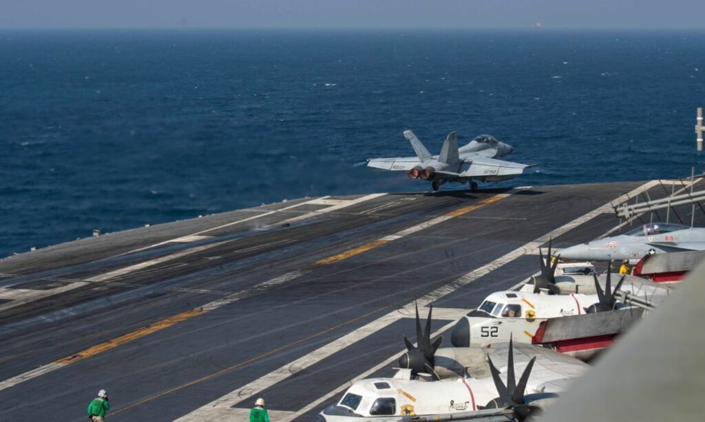 طائرة مقاتلة من طراز F/A-18F Super Hornet تقلع من على متن حاملة الطائرات USS Dwight D الأمريكية- 7 من كانون الأول 2023 (سينتكوم)