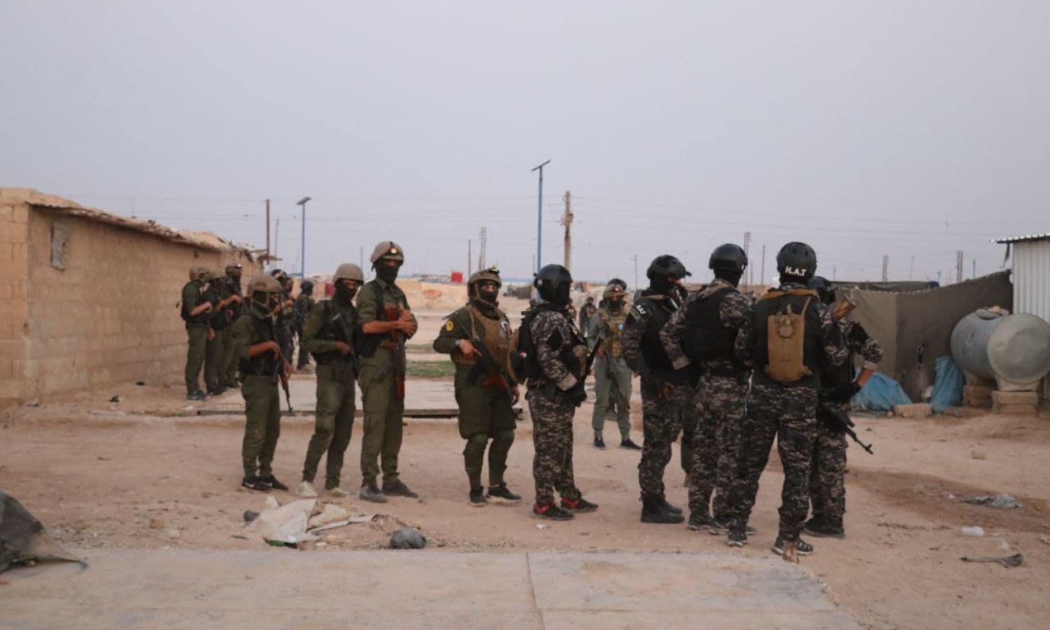 مقاتلون من قوات سوريا الديمقراطية خلال عملية أمنية في مخيم الهول شرقي محافظة الحسكة- 25 من آب 2022 (قوات سوريا الديمقراطية)