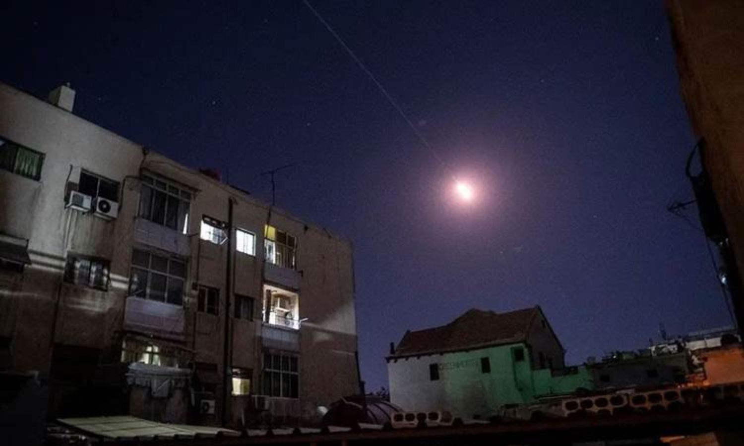 صواريخ من دفاع الجوي السوري تحاول التصدي لهجوم إسرائيلي في سماء العاصمة دمشق- 4 من نيسان 2023 (AP)