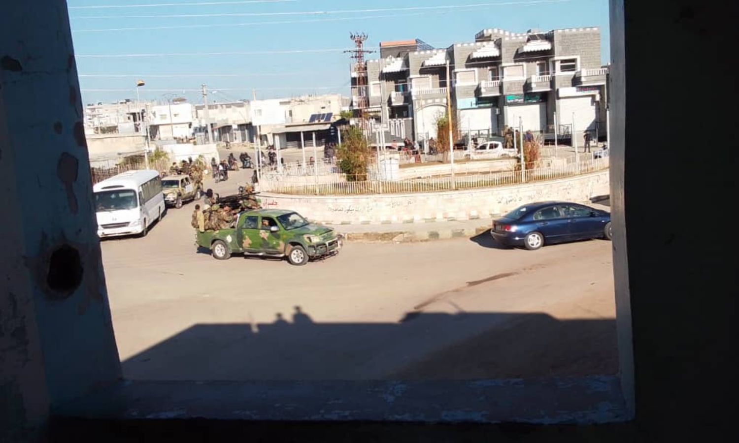 وحدات عسكرية من قوات النظام السوري داخل أحياء مدينة جاسم بريف درعا الشمالي- 19 من كانون الأول 2023 (مصدر محلي لعنب بلدي)