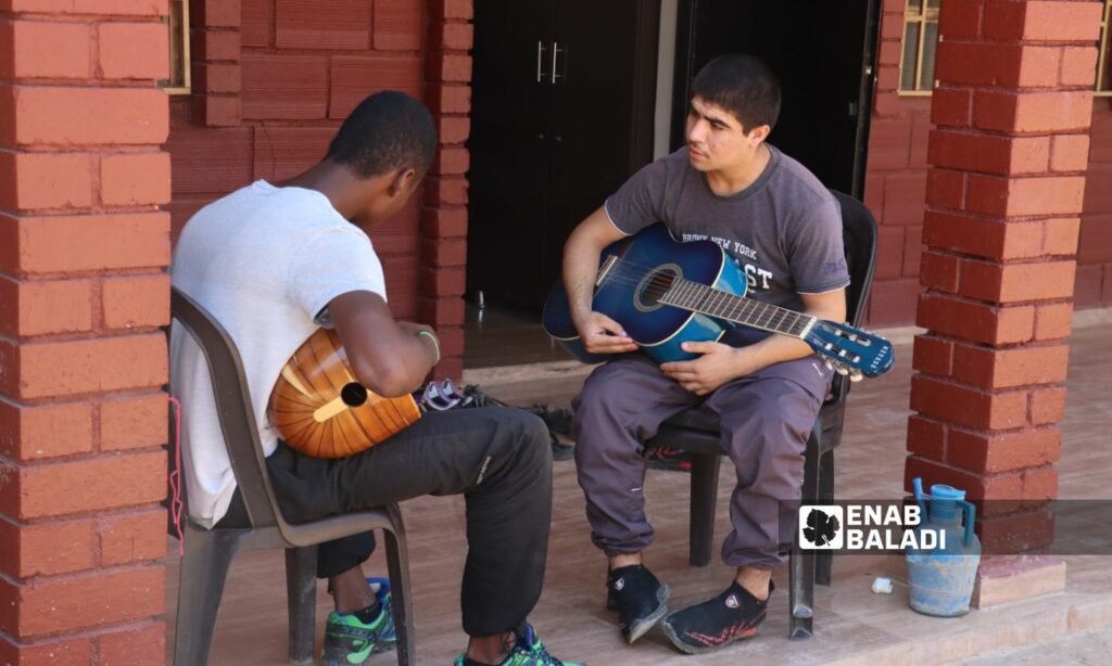 مراهقون أجانب خلال أنشطة موسيقية في مركز "هوري" لإعادة تأهيل أطفال مقاتلي تنظيم الدولة بمحافظة الحسكة (عنب بلدي)