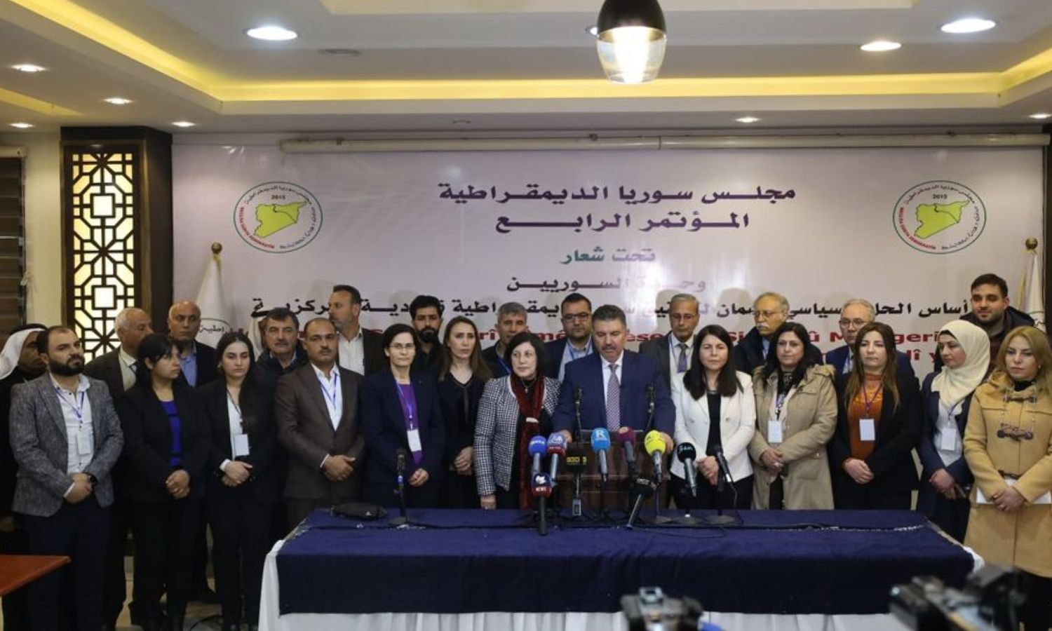 أعضاء مجلس سوريا الديمقراطية يتوسطهم الرئيس المشترك له محمود المسلط- 21 من كانون الأول 2023 (مجلس سوريا الديمقراطية)