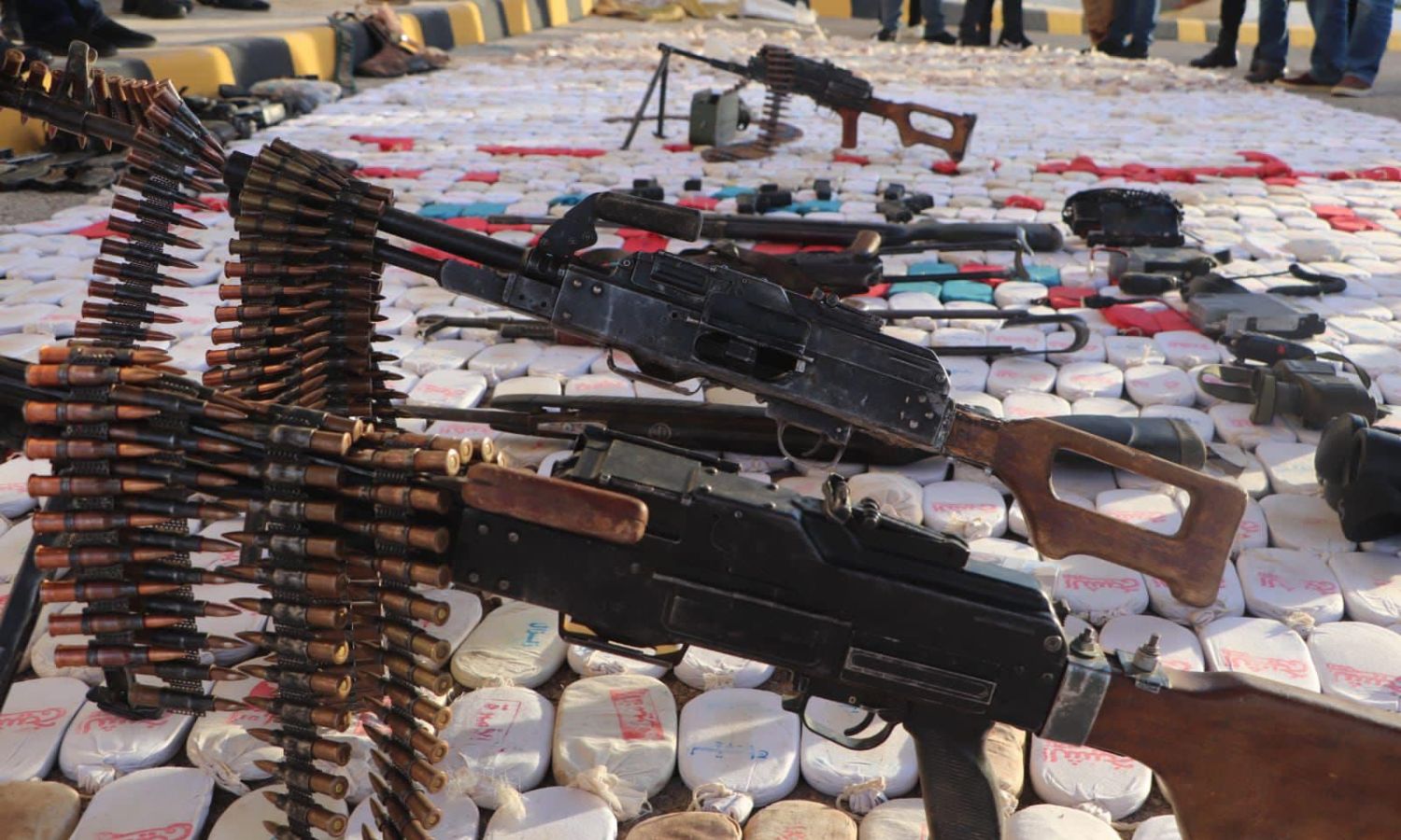 شحنة من الأسلحة والمخدرات ضبطتها السلطات الأردنية في المنطقة الشمالية بمحاذاة الحدود السورية- 20 من كانون الأول 2023 (الأمن العام الأردني)