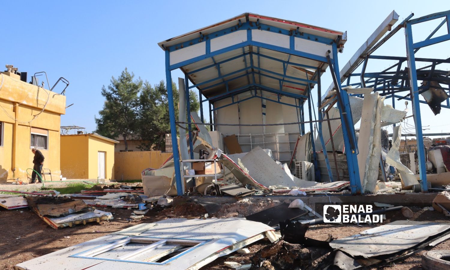 جزء من الدمار الذي لحق بمستشفى غسيل الكلى بمدينة القامشلي إثر قصف جوي - 26 من كانون الأول 2023 (عنب بلدي/ ريتا الأحمد)