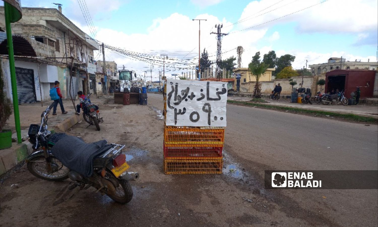 لافتة تعرض أسعار أجزاء من الفروج في بلدة المزيريب في ريف درعا الغربي- 5 من كانون الأول 2023 (عنب بلدي/ حليم محمد)