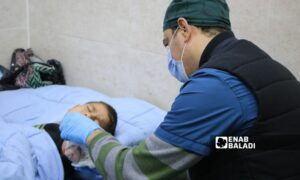 الطبيب محمد فلاح يعالج الطفل يزن شمة في مستشفى 