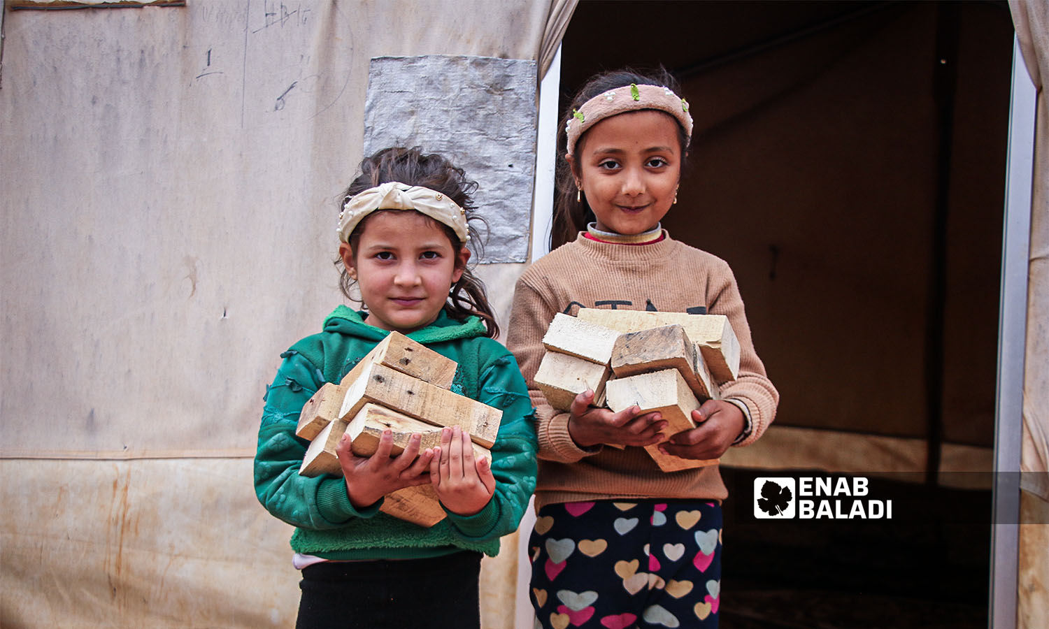 عائلة تجمع الحطب لاستخدامه للتدفئة في مخيم الخير بريف إدلب شمالي سوريا - 22 تشرين الثاني 2023(عنب بلدي/إياد عبد الجواد)