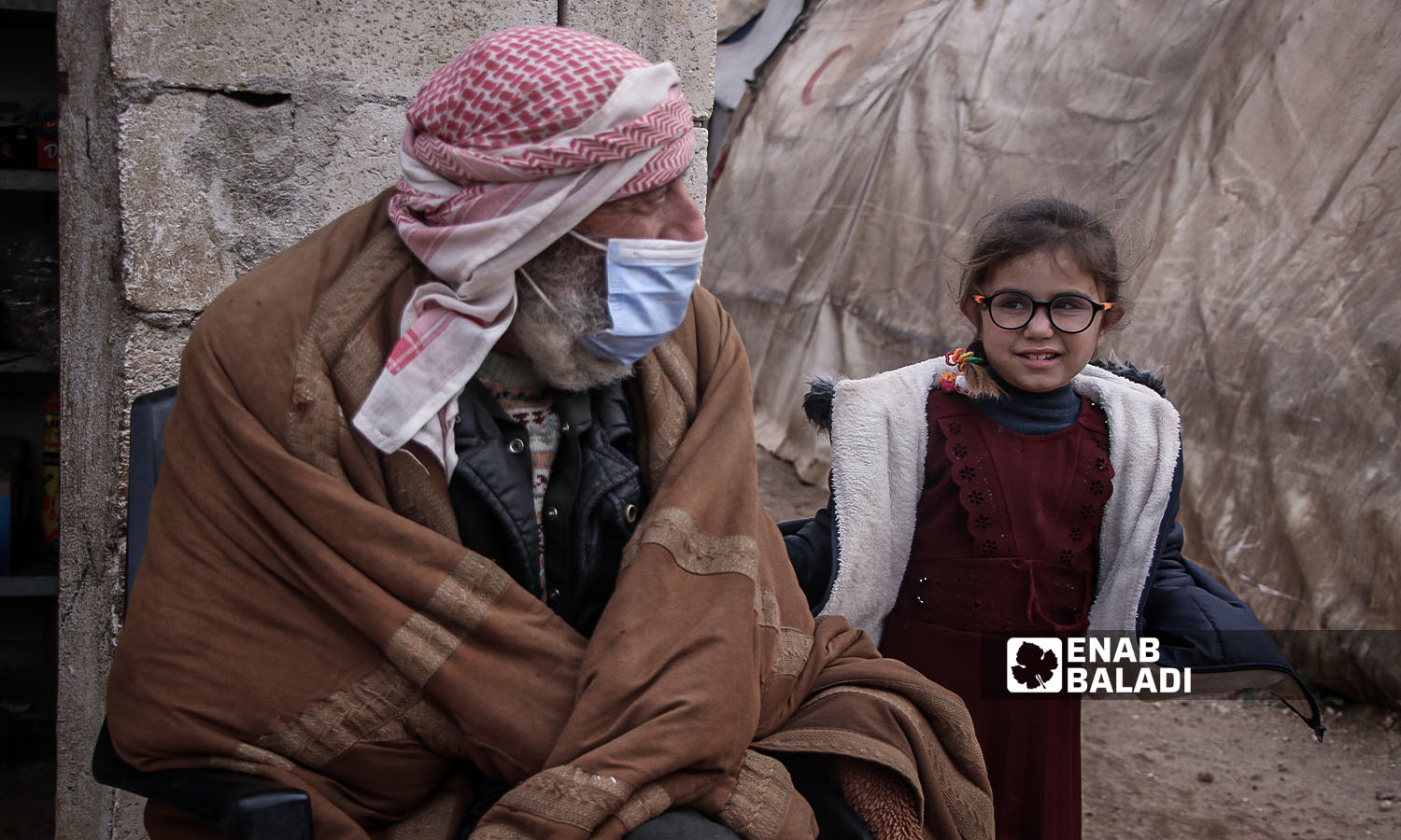 رجل يجلس بقرب خميته في مخيمات حربنوش بريف إدلب شمالي سوريا -22 تشرين الثاني 2023(عنب بلدي/إياد عبد الجواد)