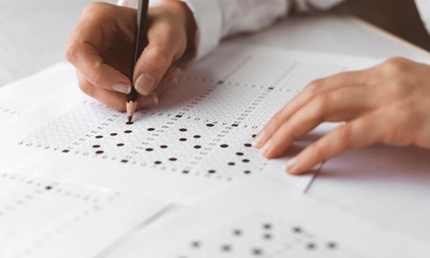 ورقة امتحان طالب خلال تقديم امتحان TR-YÖS_ (الأناضول)