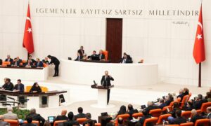 وزير الداخلية التركي علي يرلي كايا خلال إلقائه الكلمة في الجمعية العامة لمجلس الأمة التركي_ 17 من كانون الأول 2023 (وزارة الداخلية التركية) 