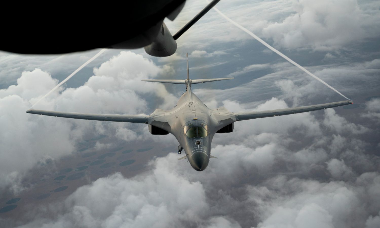 طائرة "بوينغ كيه سي– 135" تابعة للقوات الجوية الأمريكية تقوم بتزويد الوقود لقاذفة القنابل "بي-1 لانسر"- 17 من تشرين الثاني 2023 (سينتكوم)