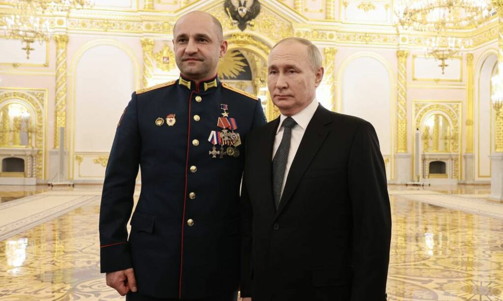 رئيس برلمان مقاطعة دونيتسك أرتيوم جوغا والرئيس الروسي فلاديمير بوتين- 8 كانون الأول 2023 (تاس)