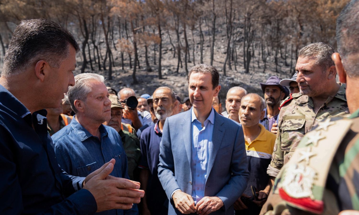 من زيارة رئيس النظام السوري بشار الأسد إلى مناطق الحرائق في اللاذقية- 3 آب 2023 (سانا)