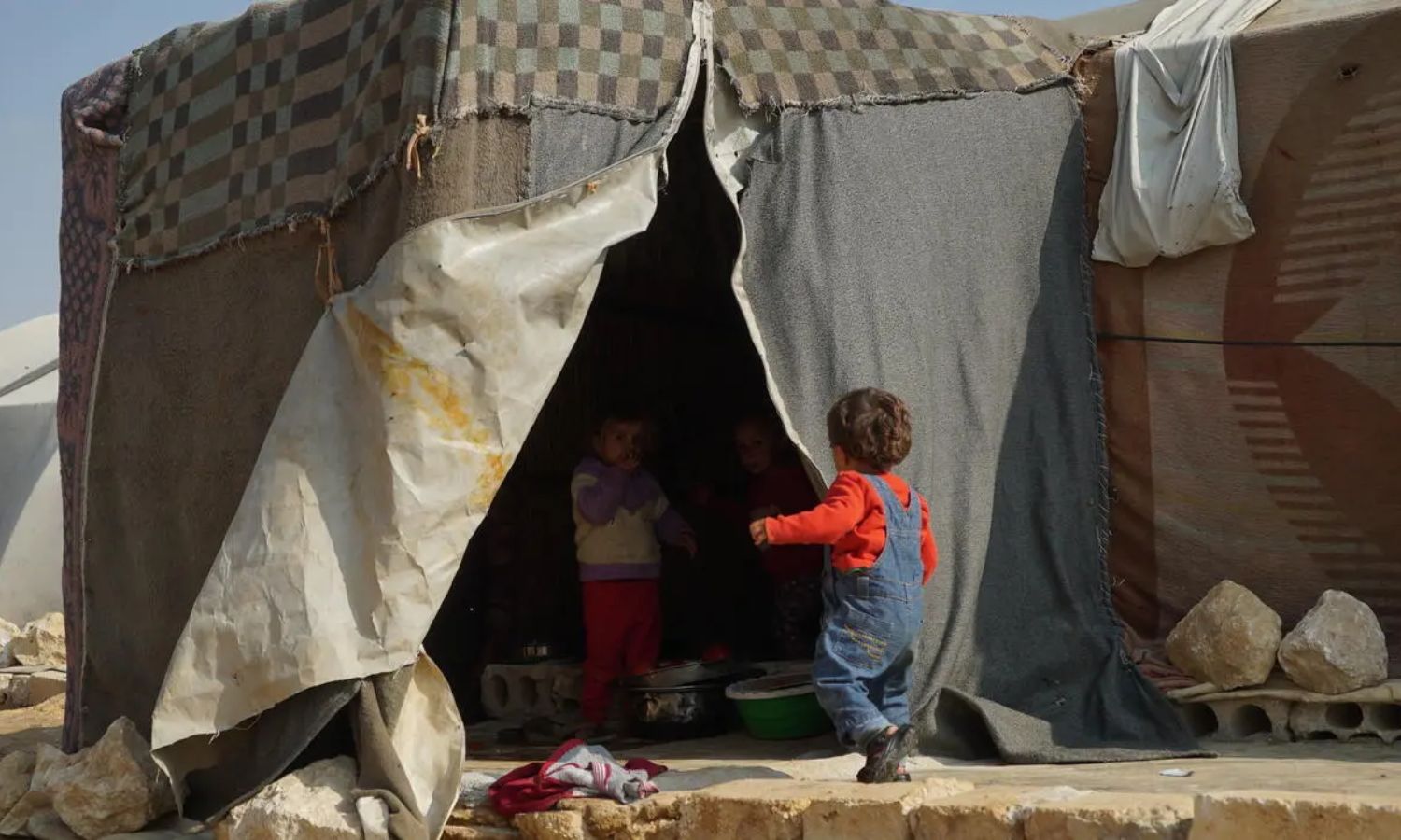 أطفال في مخيم "علي بن أبي طالب" للنازحين في بلدة سرمدا بإدلب، شمال غربي سوريا- تشرين الثاني 2023 (مكتب تنسيق الشؤون الإنسانية الأممي)