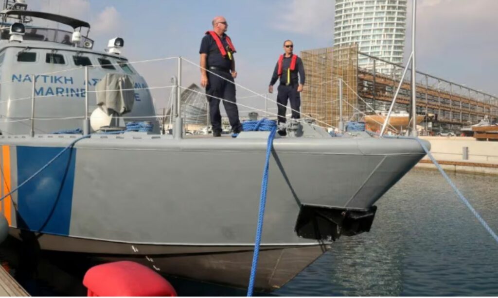ضباط يقفون على متن سفينة تابعة للشرطة البحرية والميناء القبرصي- 6 كانون الأول 2023 (رويترز)