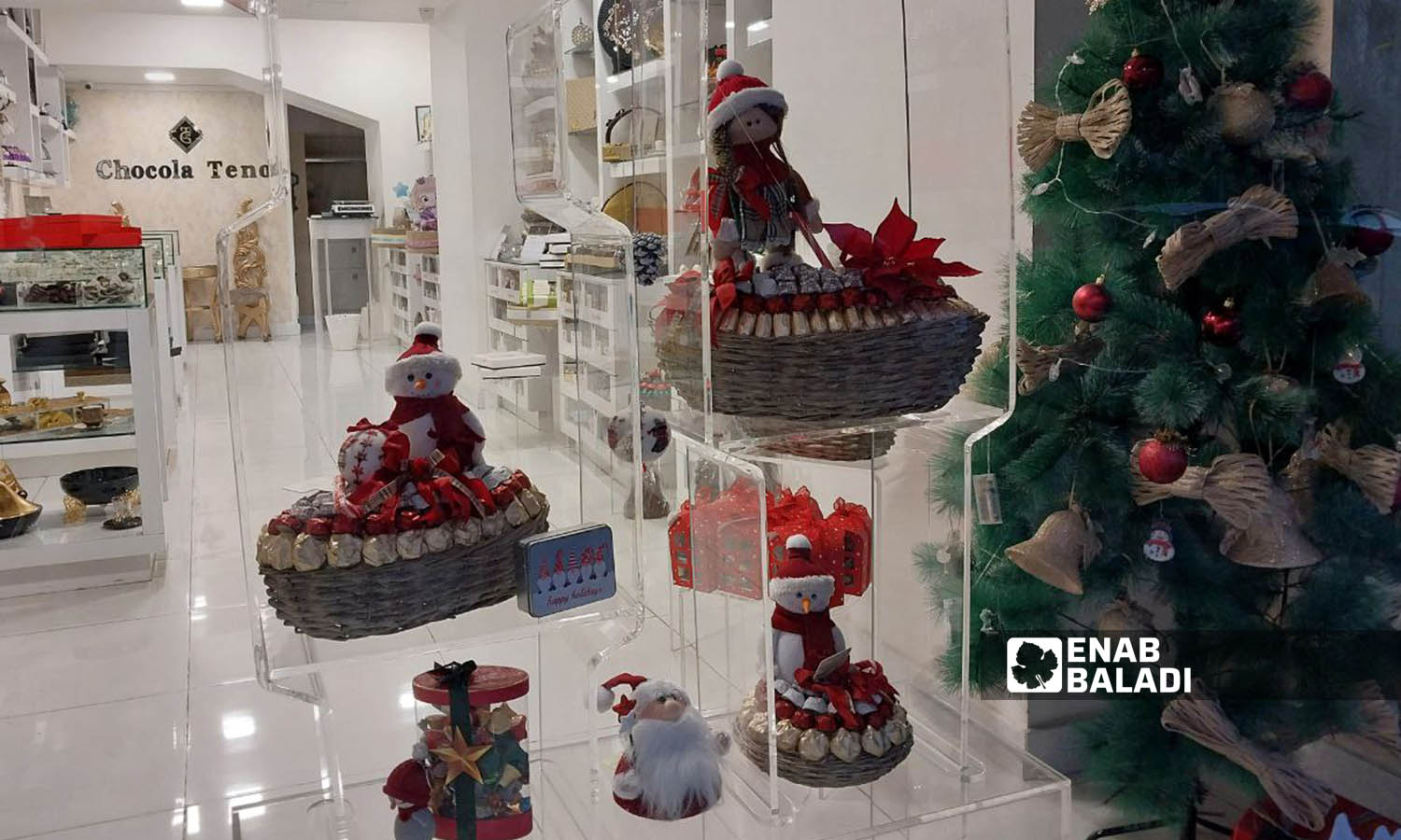 زينة عيد الميلاد ورأس السنة على واجهة أحد المحال التجارية في مول ماسة بلازا بحي الميدان بدمشق - 26 كانون الأول 2023 (عنب بلدي- سارة الأحمد) 