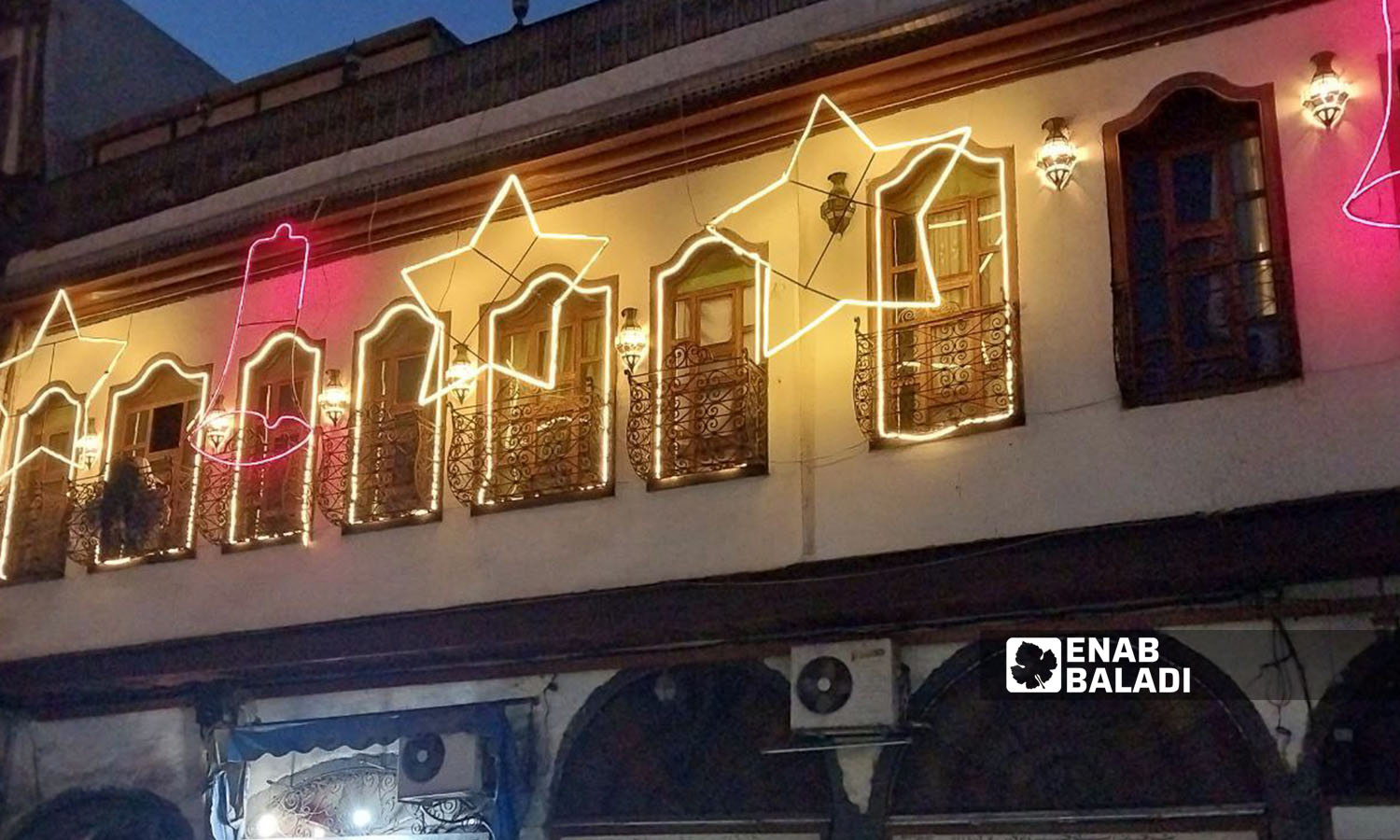 زينة عيد الميلاد ورأس السنة على جدران محلات ومنازل حي باب شرقي في دمشق- 26 كانون الأول 2023 (عنب بلدي- سارة الأحمد)