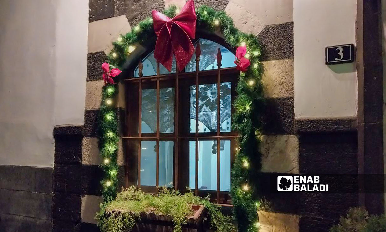 زينة عيد الميلاد ورأس السنة على جدران محلات ومنازل حي باب شرقي في دمشق- 26 كانون الأول 2023 (عنب بلدي- سارة الأحمد) 