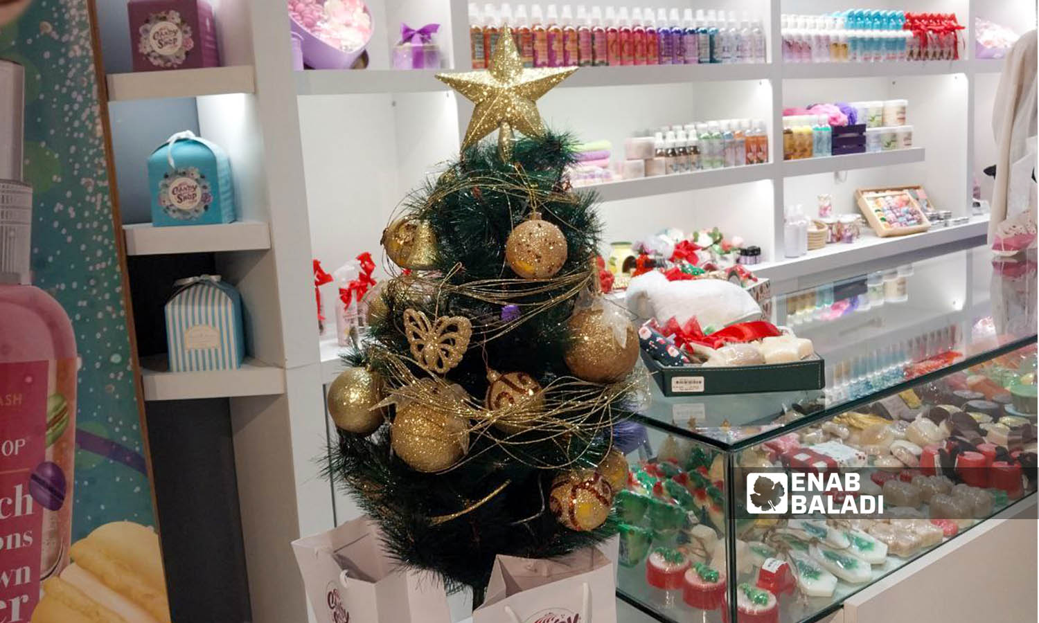 زينة عيد الميلاد ورأس السنة على واجهة أحد المحال التجارية في مول ماسة بلازا بحي الميدان بدمشق - 26 كانون الأول 2023 (عنب بلدي- سارة الأحمد) 
