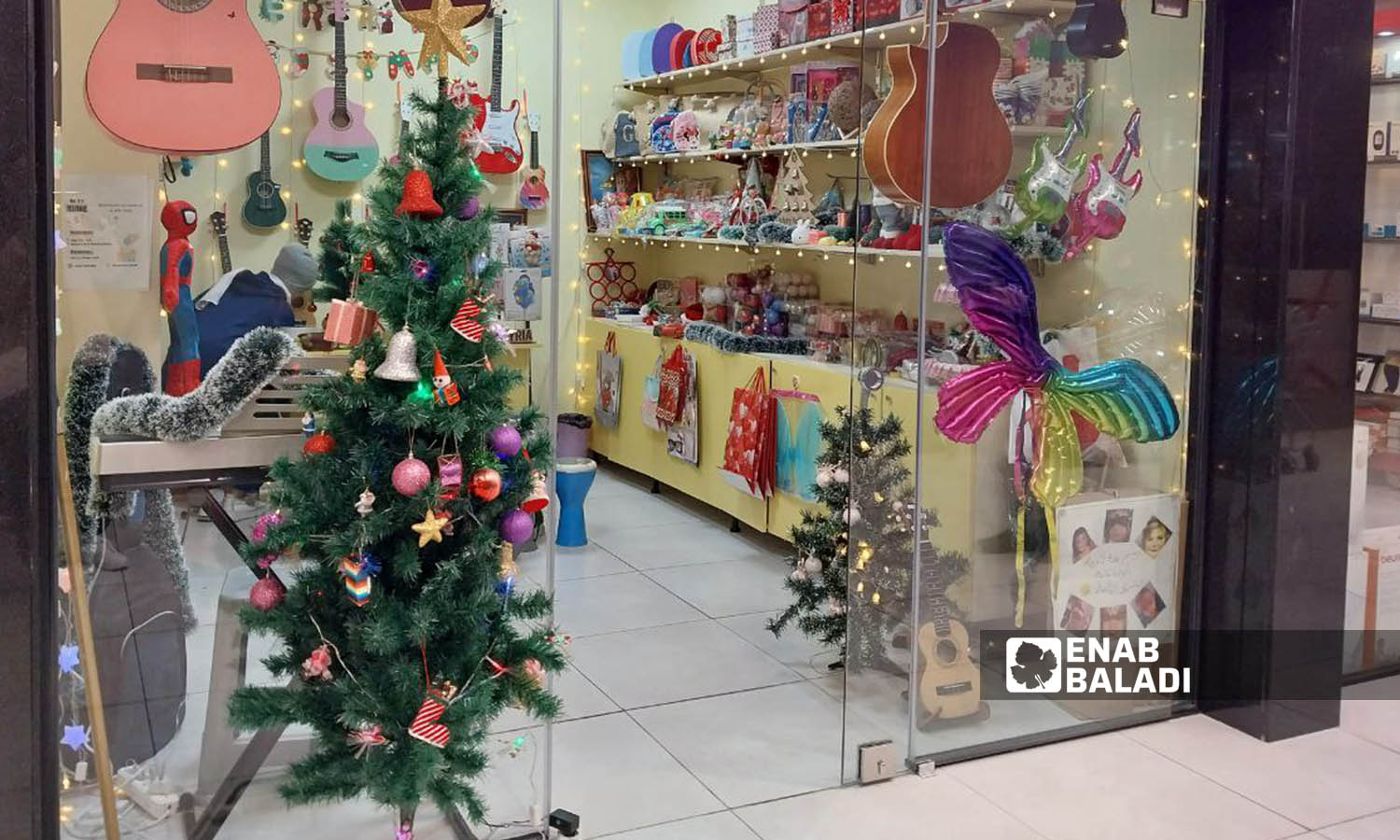 زينة عيد الميلاد ورأس السنة على واجهة أحد المحال التجارية في مول ماسة بلازا بحي الميدان بدمشق - 26 كانون الأول 2023 (عنب بلدي- سارة الأحمد) 
