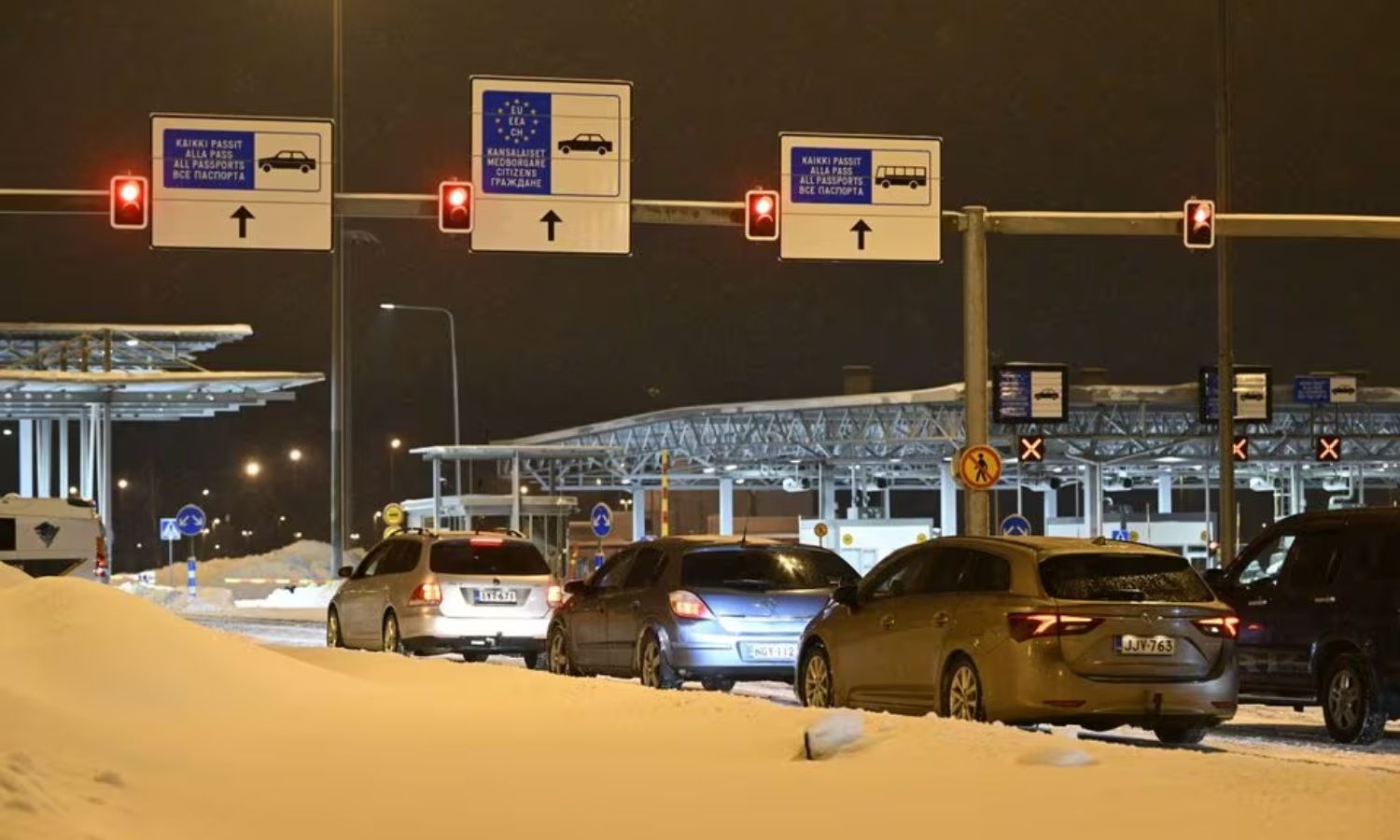 سيارات في طابور تنتظر إعادة فتح نقطة تفتيش "فاليما" الحدودية المغلقة بين فنلندا وروسيا- 13 كانون الاول 2023 (رويترز)