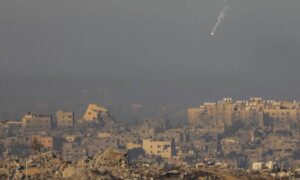 شعلة مضيئة تسقط فوق غزة، بعد انتهاء الهدنة المؤقتة بين إسرائيل وحركة 