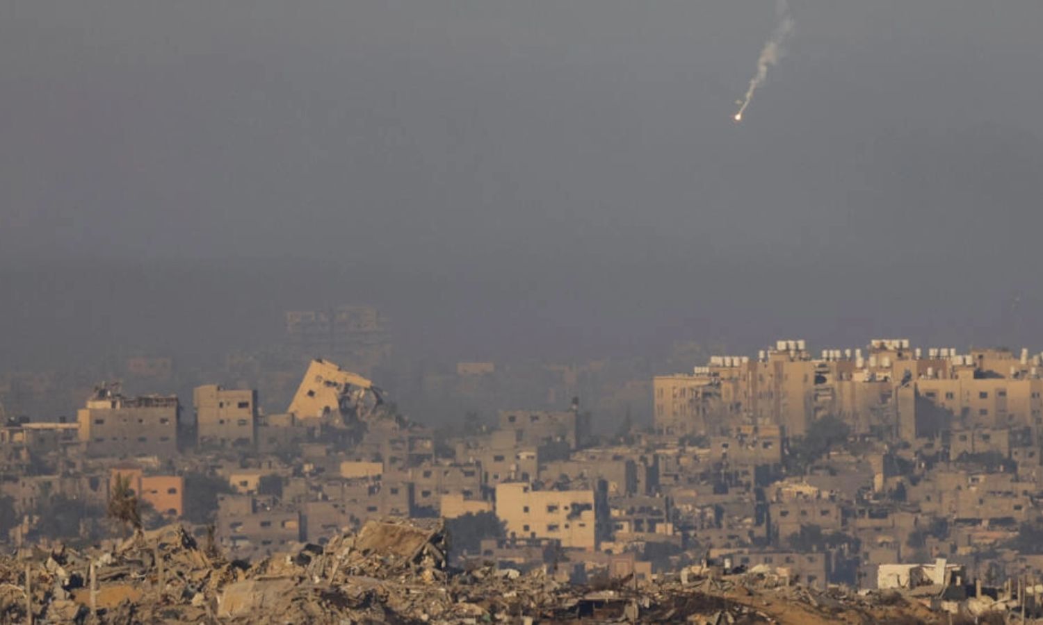شعلة مضيئة تسقط فوق غزة، بعد انتهاء الهدنة المؤقتة بين إسرائيل وحركة "حماس" الفلسطينية- 3 كانون الأول 2023 (رويترز)